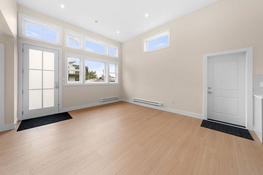 361 E 22nd Street North Vancouver, BC - 29