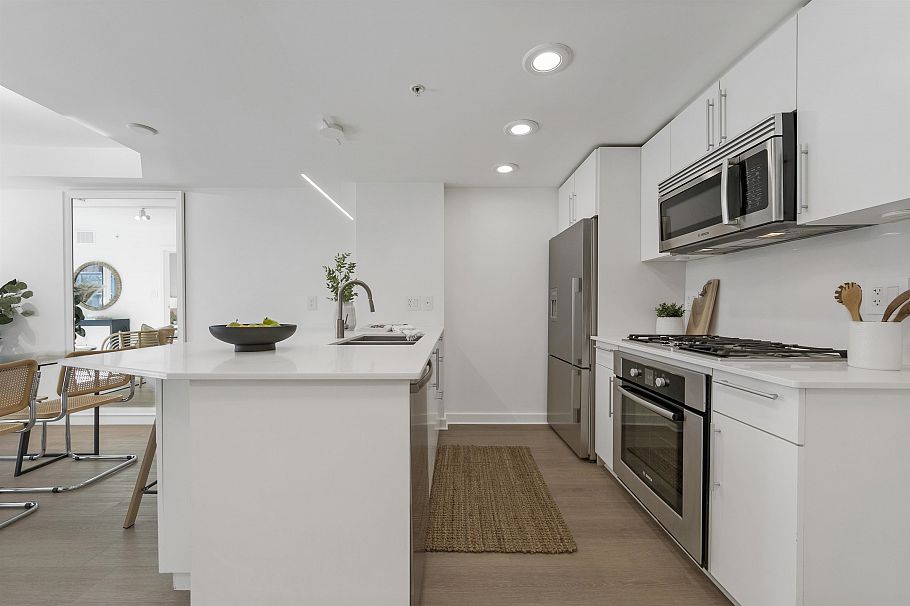 374 2080 W Broadway Vancouver, BC - 3