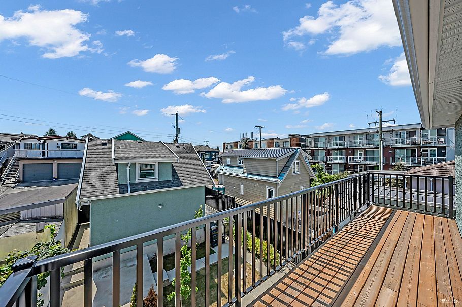 2936 E 2nd Avenue Vancouver, BC - 16