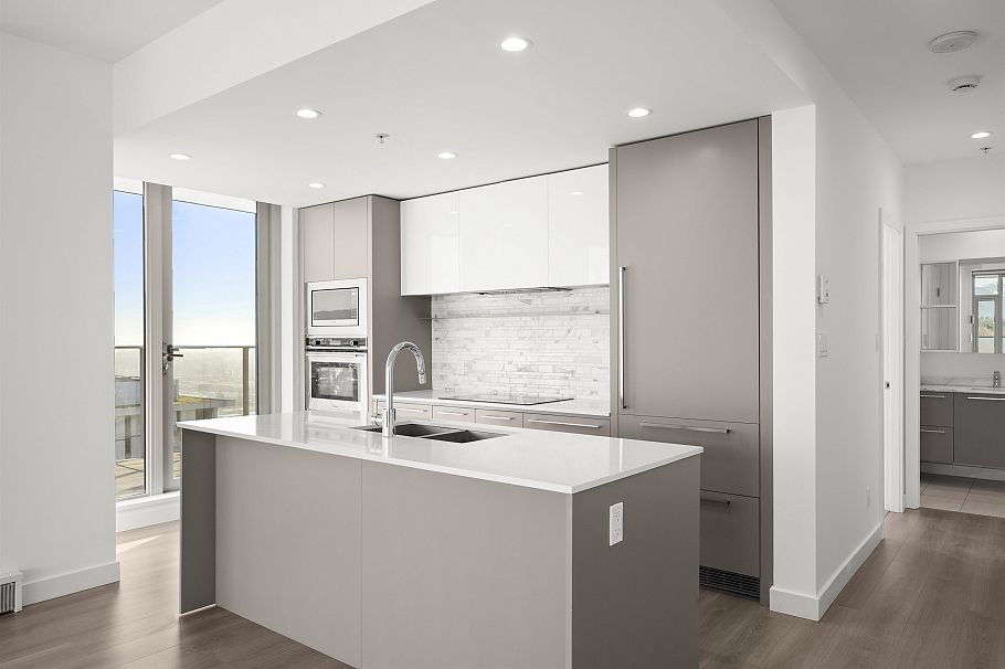 2402 8031 Nunavut Lane Vancouver, BC - 9