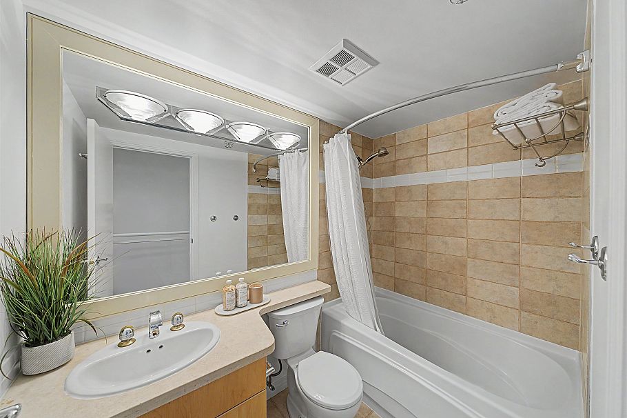 TH A 1199 Marinaside Crescent Vancouver, BC - 31