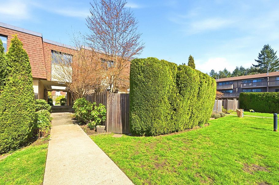 931 Old Lillooet Road North Vancouver, BC - 37