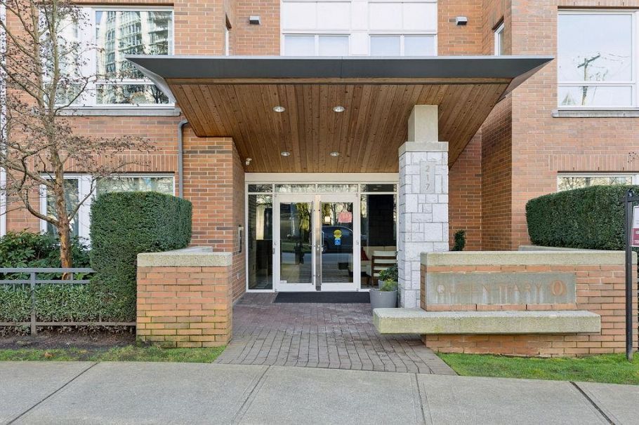 207 217 W 8th Street North Vancouver, BC - 26