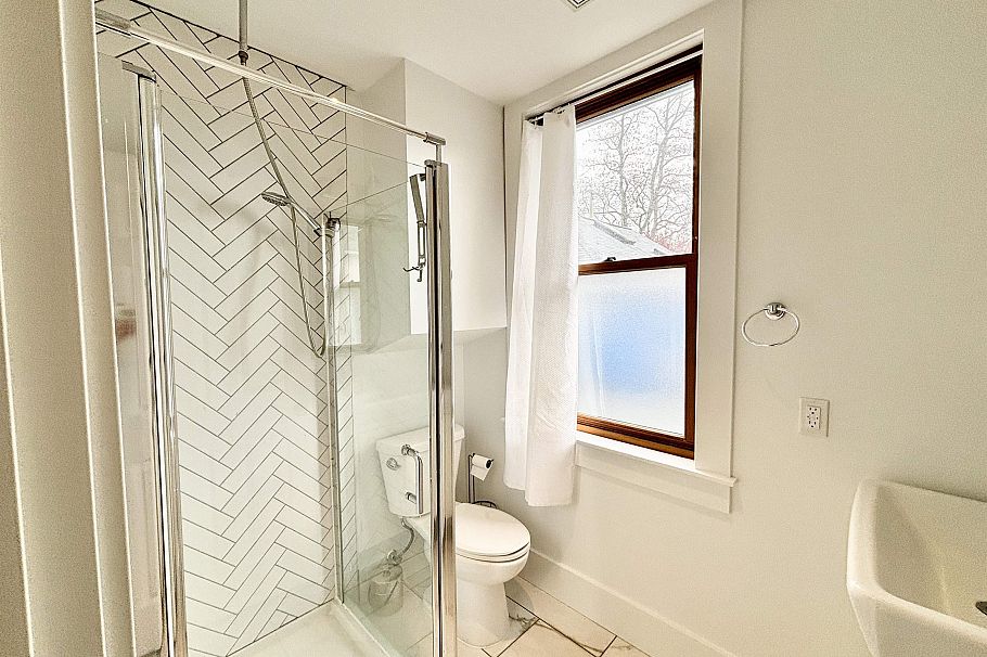 277 E 22nd Avenue Vancouver, BC - 5