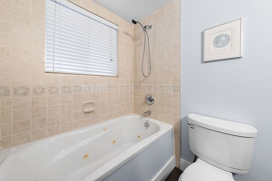 1085 Edgewood Road North Vancouver, BC - 23