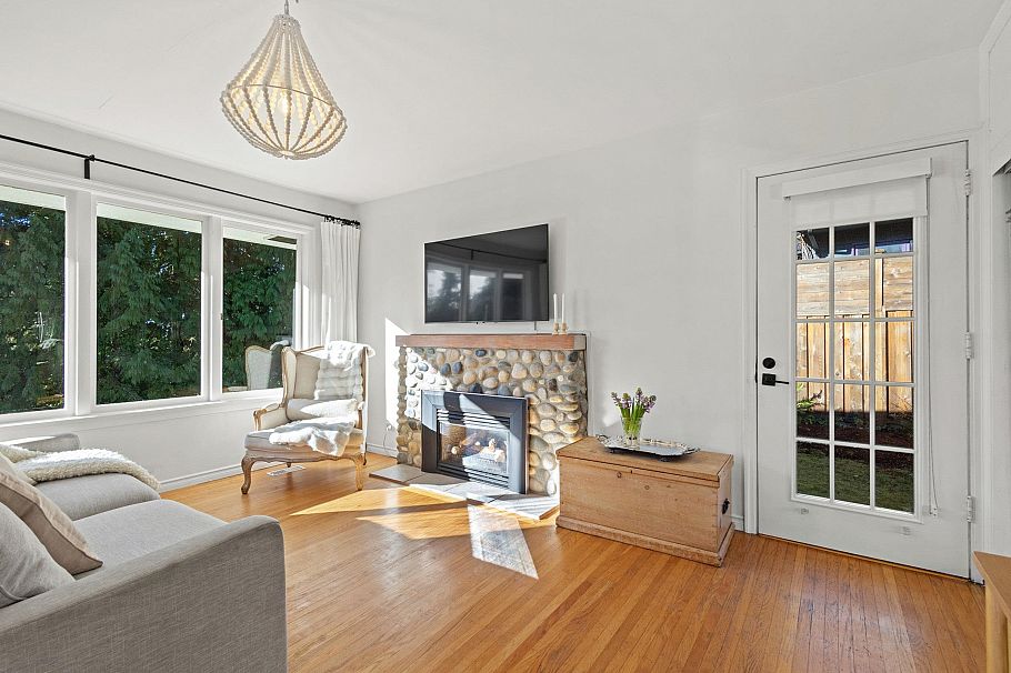 1275 Brantwood Road North Vancouver, BC - 11