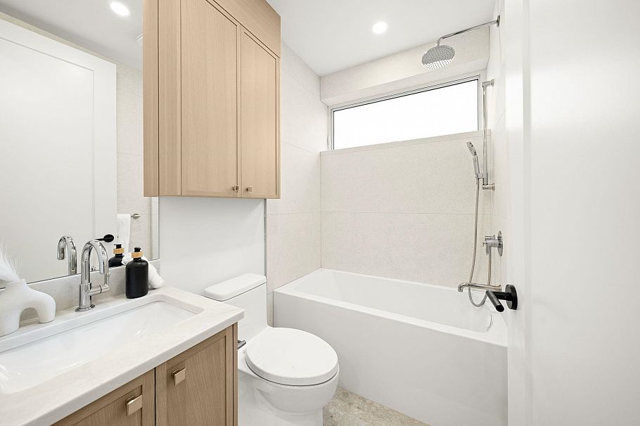 2965 Glen Drive Vancouver, BC - 14