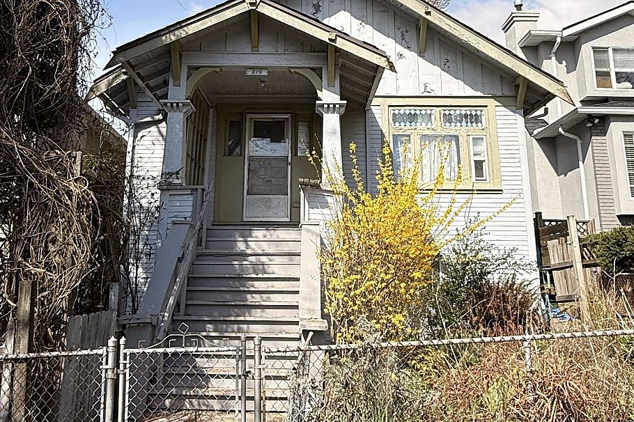 319 E 47th Avenue Vancouver, BC - 1