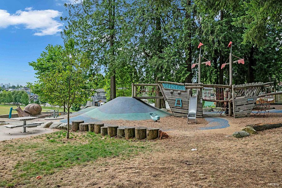 1846 E 37th Avenue Vancouver, BC - 38