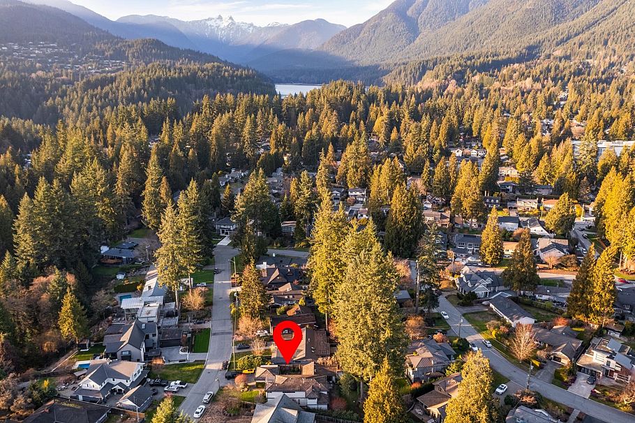 4198 Sunset Boulevard North Vancouver, BC - 5