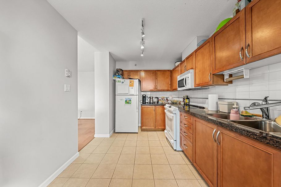 2105 4398 Buchanan Street Burnaby, BC - 9