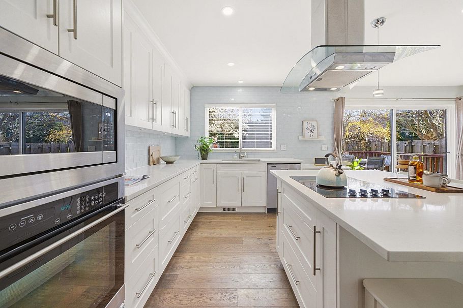 931 Old Lillooet Road North Vancouver, BC - 8