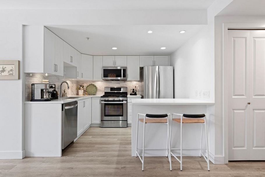 1409 W 6th Avenue Vancouver, BC - 9