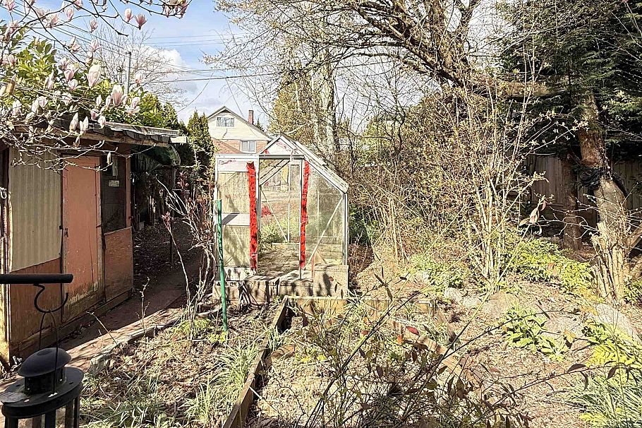 319 E 47th Avenue Vancouver, BC - 3