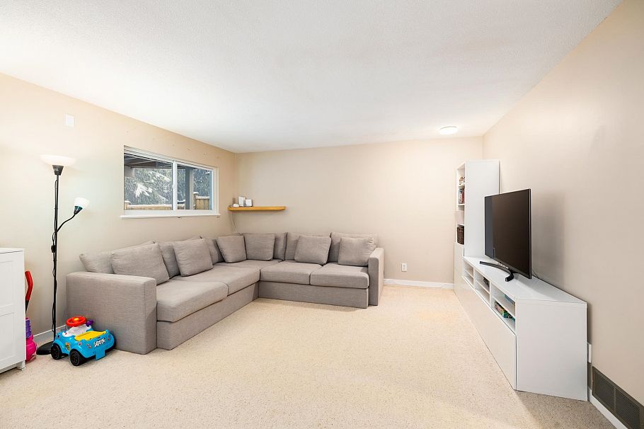 3985 Frames Place North Vancouver, BC - 28