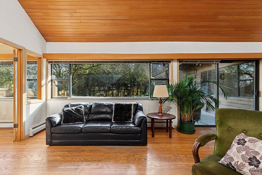 4436 W 11th Avenue Vancouver, BC - 2