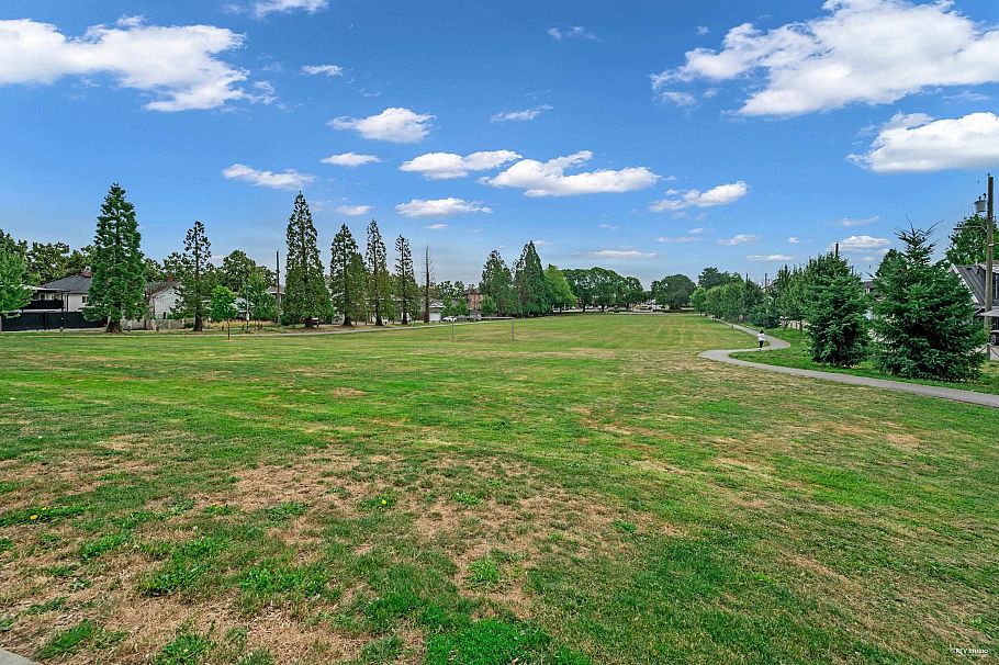 1846 E 37th Avenue Vancouver, BC - 39