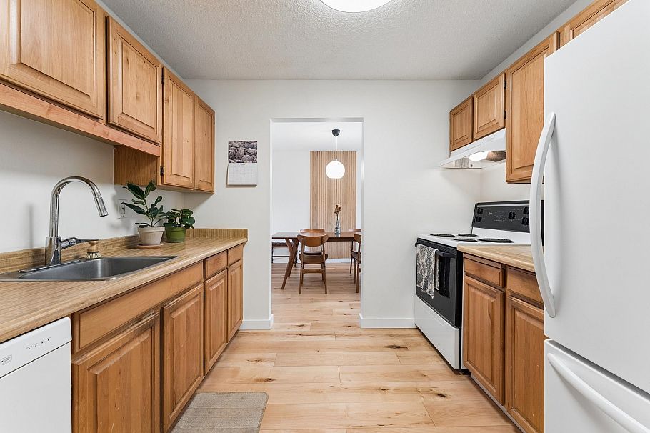 211 1385 Draycott Road North Vancouver, BC - 11