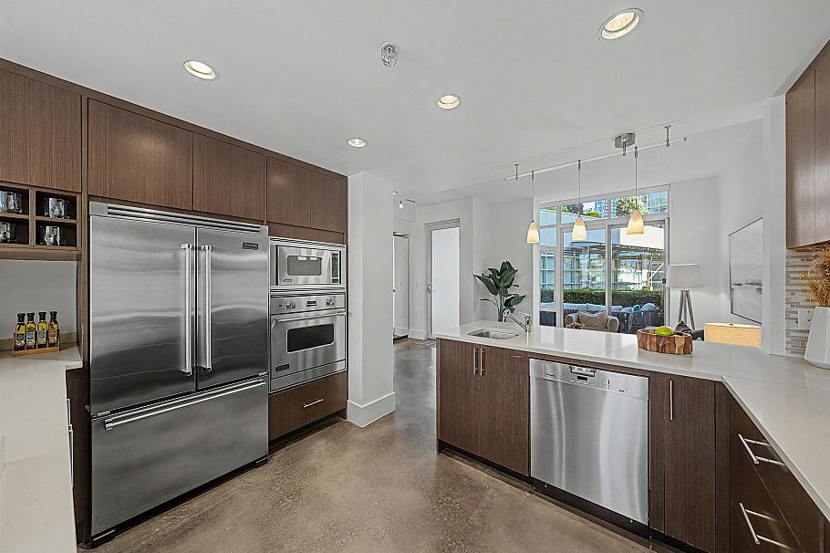 TH A 1199 Marinaside Crescent Vancouver, BC - 11