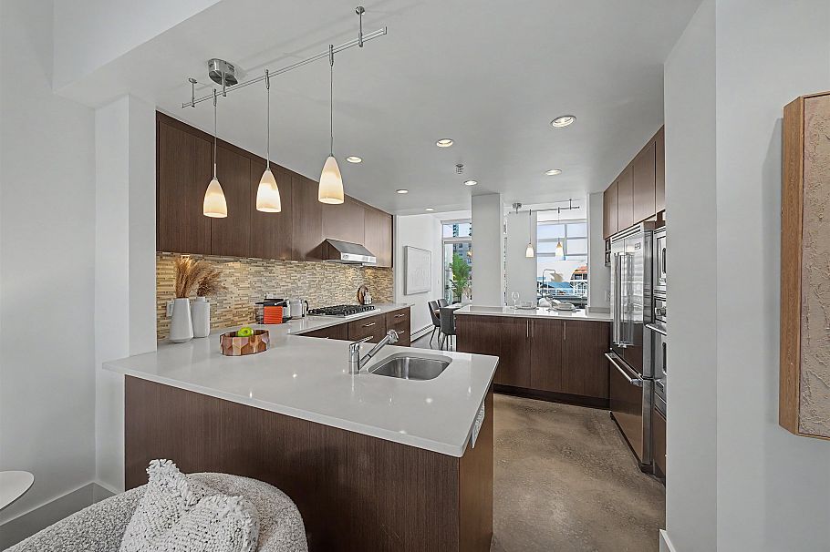 TH A 1199 Marinaside Crescent Vancouver, BC - 9