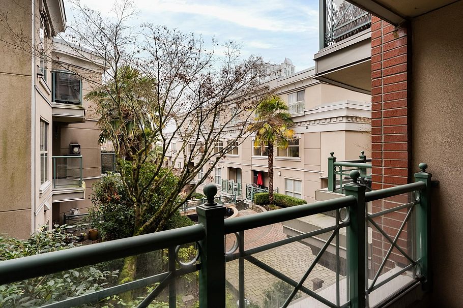 218 332 Lonsdale Avenue North Vancouver, BC - 21