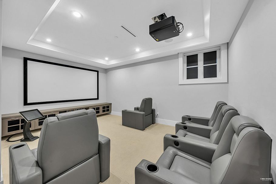 2820 W 32nd Avenue Vancouver, BC - 32