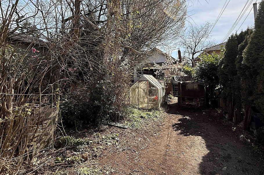 319 E 47th Avenue Vancouver, BC - 2