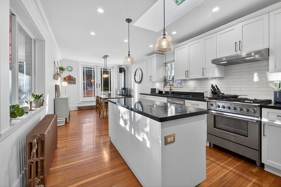 4387 St. George Street Vancouver, BC - 5