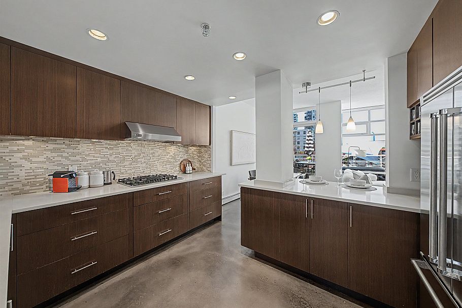 TH A 1199 Marinaside Crescent Vancouver, BC - 10