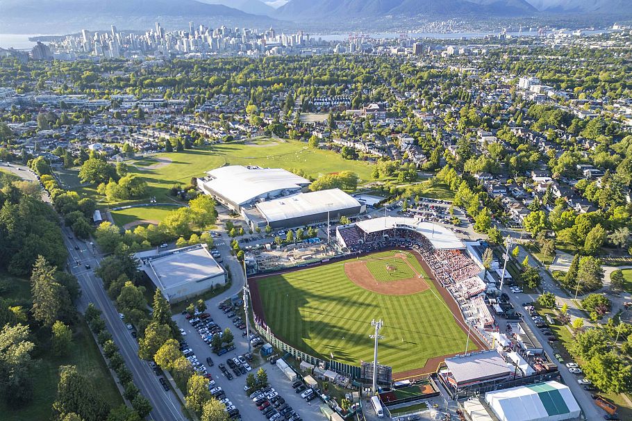 2 240 E 37th Avenue Vancouver, BC - 37