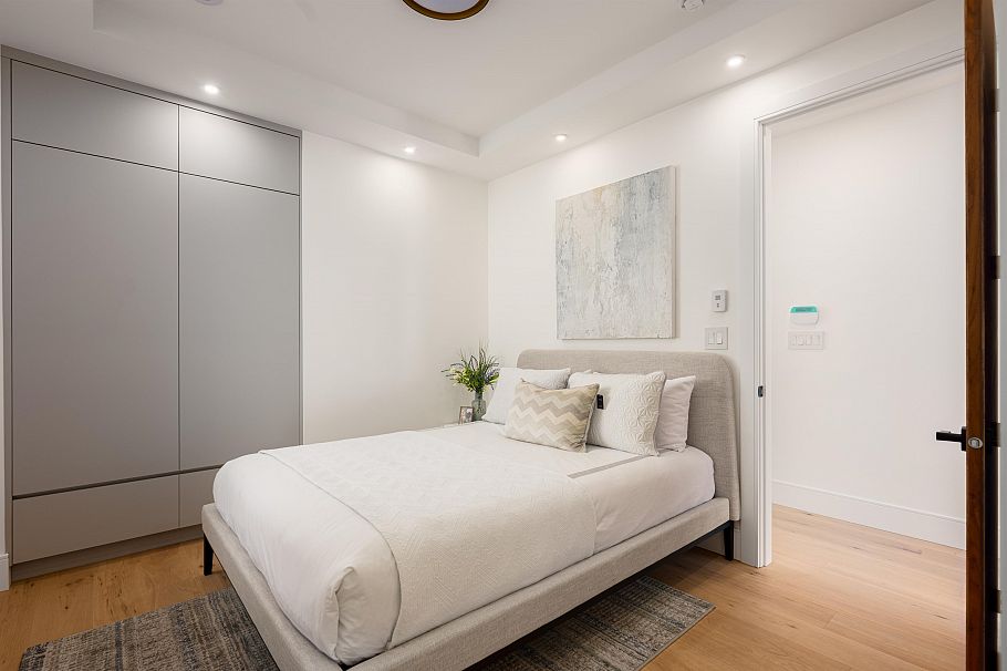 3711 W 24th Avenue Vancouver, BC - 25