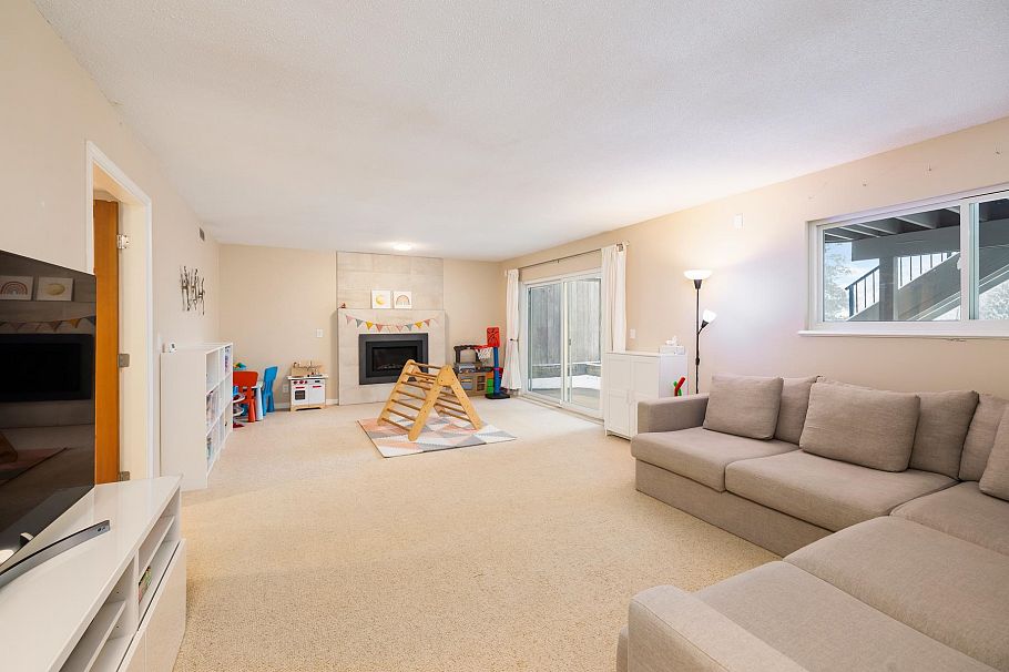 3985 Frames Place North Vancouver, BC - 31