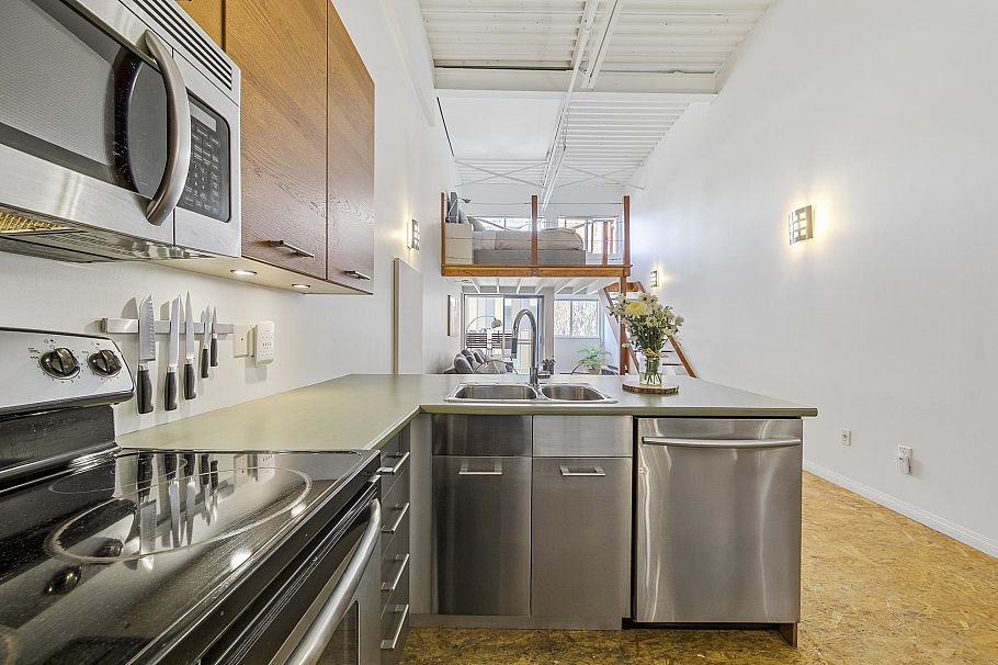 C6 238 E 10th Avenue Vancouver, BC - 4