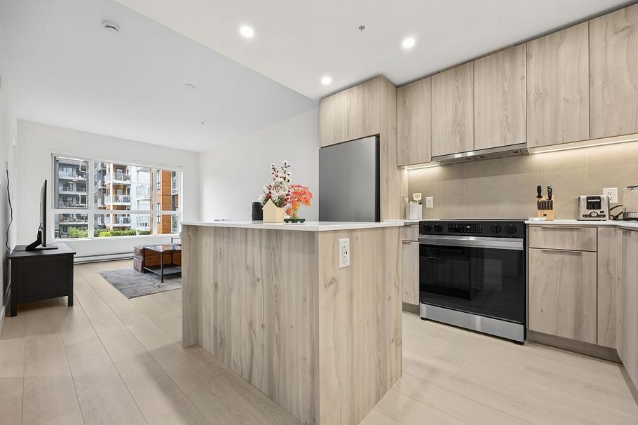 303 3596 Malsum Drive North Vancouver, BC - 10