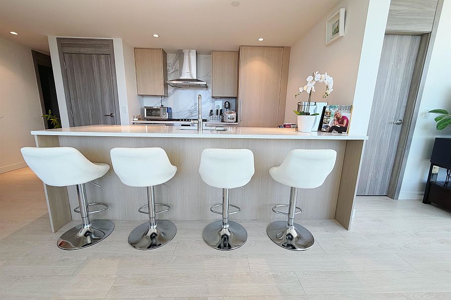 1001 8611 Hazelbridge Way Richmond, BC - 2