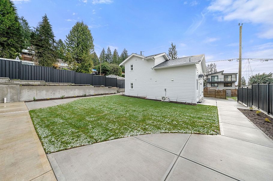 361 E 22nd Street North Vancouver, BC - 31