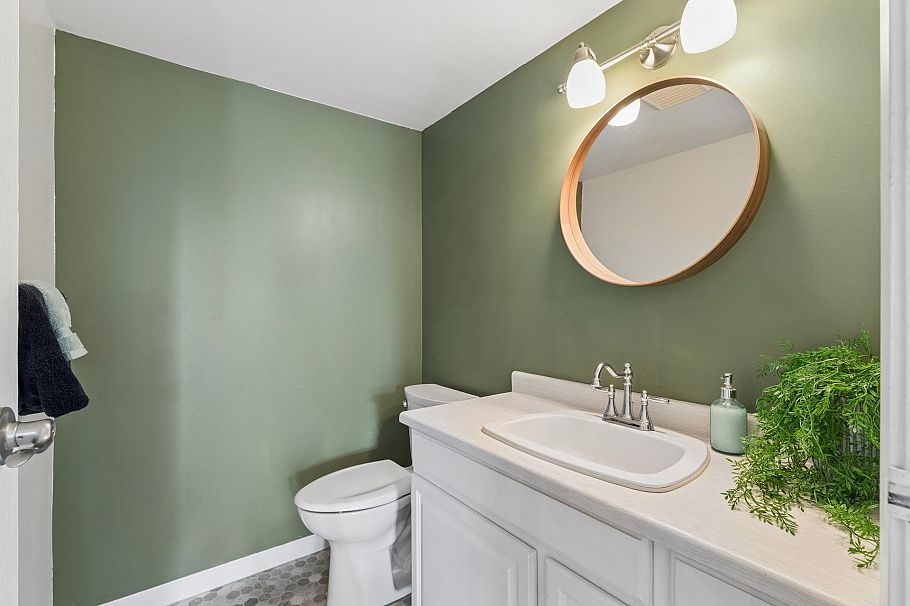 211 1385 Draycott Road North Vancouver, BC - 18