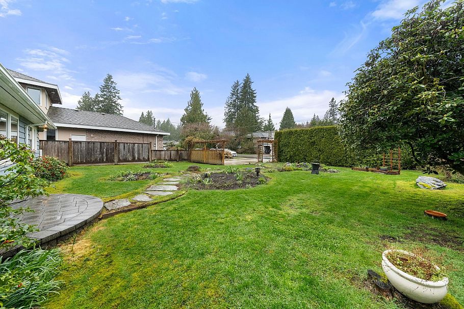 1085 Edgewood Road North Vancouver, BC - 36