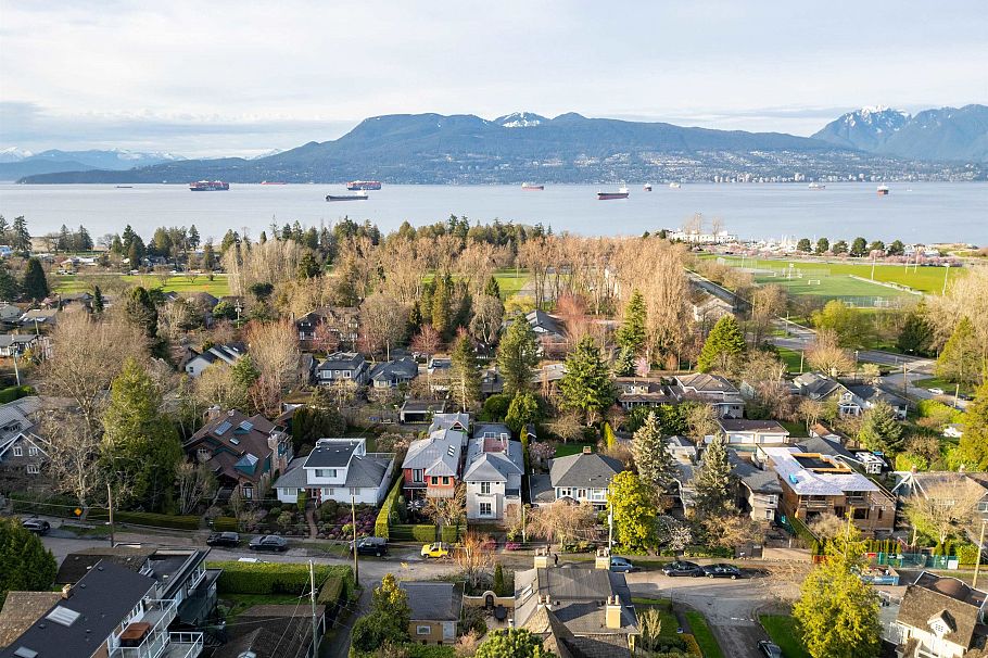 4341 W 3rd Avenue Vancouver, BC - 1
