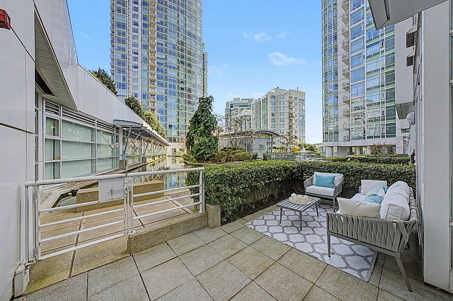 TH A 1199 Marinaside Crescent Vancouver, BC - 2