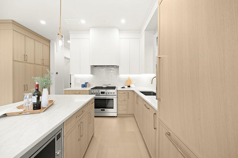 2965 Glen Drive Vancouver, BC - 8