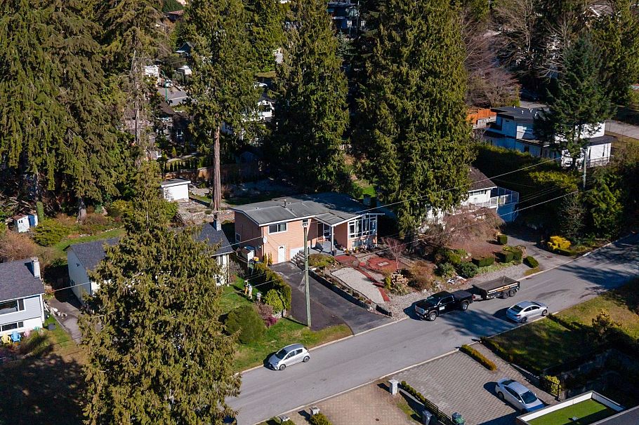 922 Canyon Boulevard North Vancouver, BC - 22