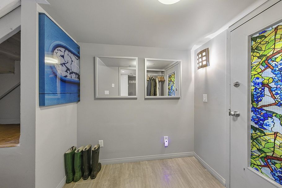 C6 238 E 10th Avenue Vancouver, BC - 32