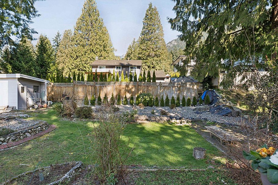 922 Canyon Boulevard North Vancouver, BC - 11