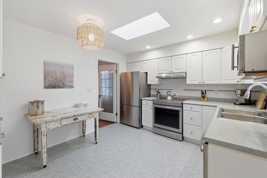 2232 W 14th Avenue Vancouver, BC - 12