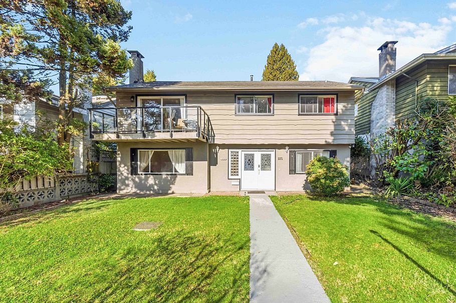 552 W 29th Street North Vancouver, BC - 1