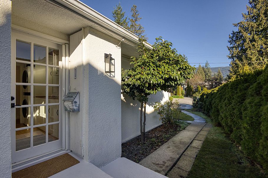 1275 Brantwood Road North Vancouver, BC - 2