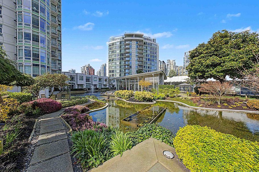 TH A 1199 Marinaside Crescent Vancouver, BC - 37
