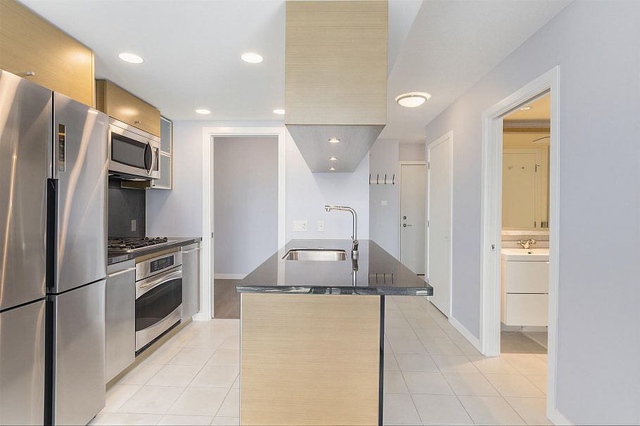 907 833 Seymour Street Vancouver, BC - 2