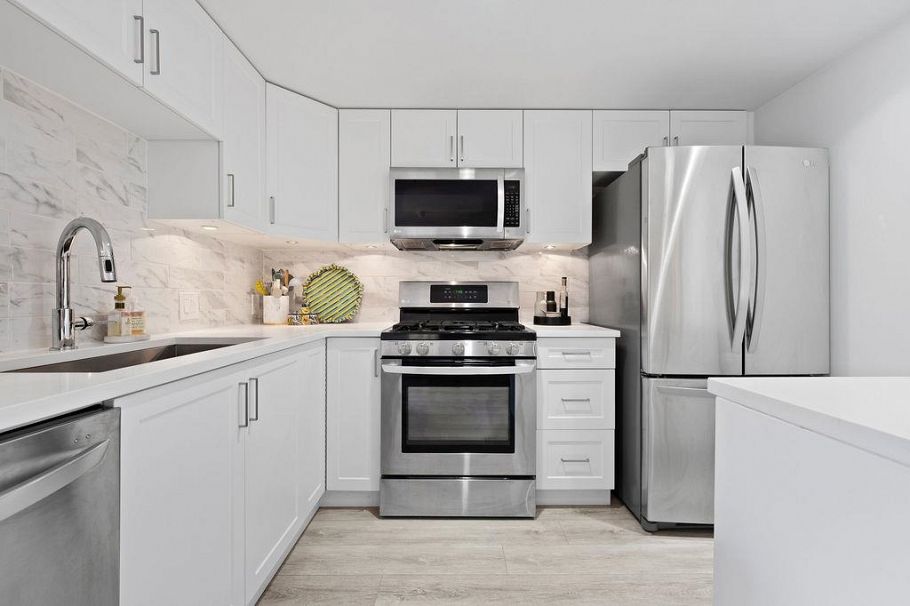 1409 W 6th Avenue Vancouver, BC - 10